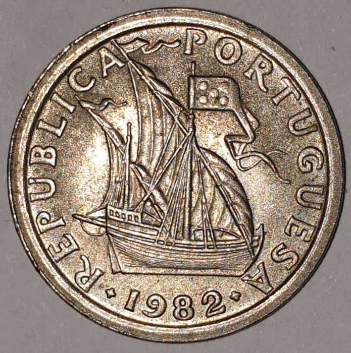 1982 - 2.5 ESCUDOS - 2$50 - 2 1/2 - PORTUGAL - PORTUGUESA - KM#590 - COPPER-NICKEL - PORTUGUESE
